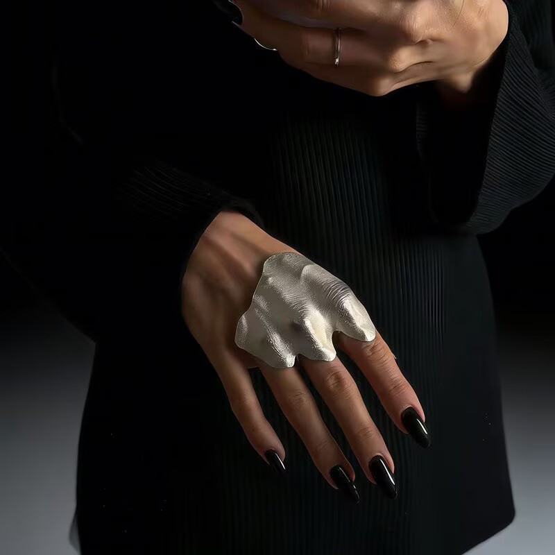 유럽과 미국의 디자인 감각을 담은 불규칙적이고 과장된  - Women'S Accessories Trends 2026 리뷰 및 가격