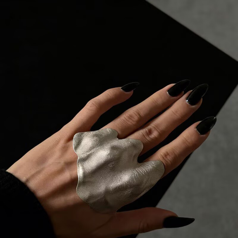 유럽과 미국의 디자인 감각을 담은 불규칙적이고 과장된  - Women'S Accessories Trends 2026 리뷰 및 가격